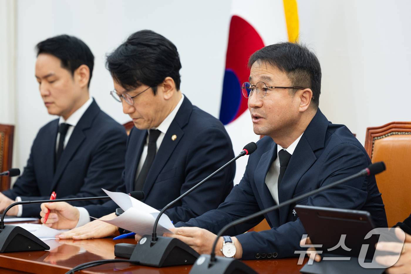 (서울=뉴스1) 유승관 기자 = 한병도 더불어민주당 원내대표가 29일 서울 여의도 국회에서 열린 정책조정회의에서 모두 발언을 하고 있다. 2026.1.29/뉴스1