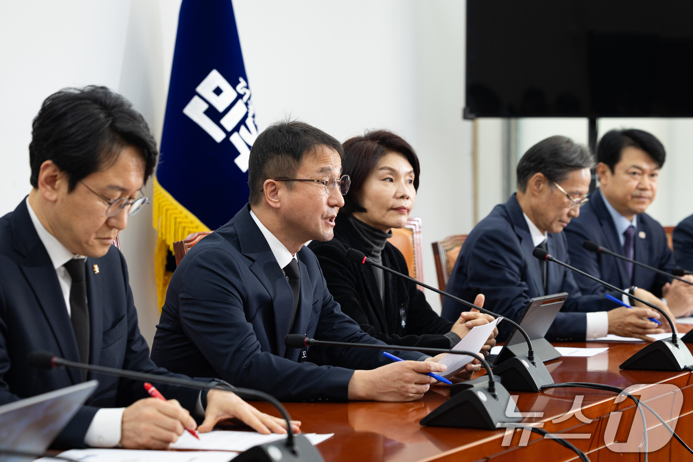 (서울=뉴스1) 유승관 기자 = 한병도 더불어민주당 원내대표가 29일 서울 여의도 국회에서 열린 정책조정회의에서 모두 발언을 하고 있다. 2026.1.29/뉴스1