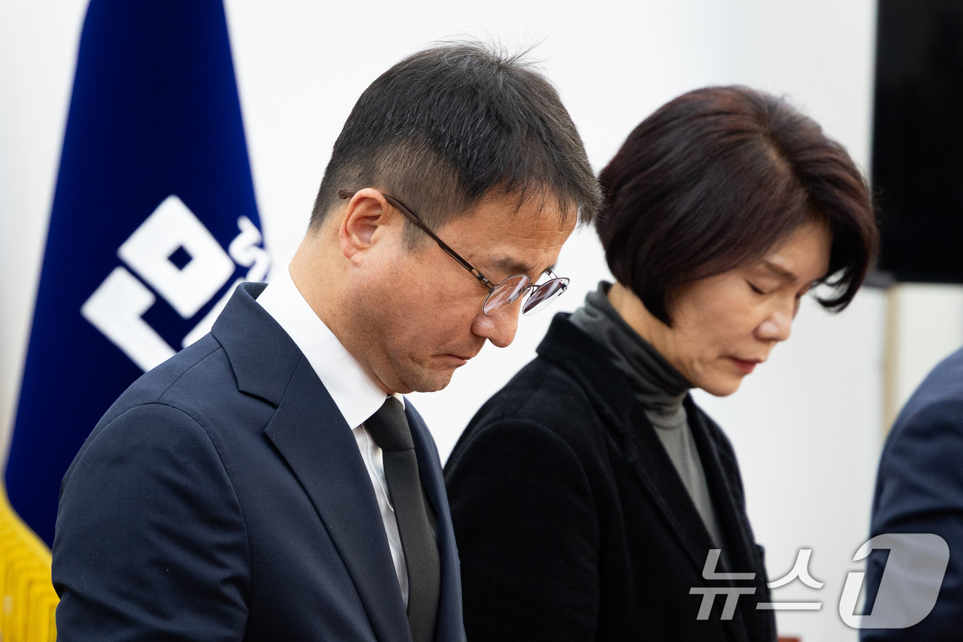 (서울=뉴스1) 유승관 기자 = 한병도 더불어민주당 원내대표를 비롯한 원내지도부가 29일 서울 여의도 국회에서 열린 정책조정회의에 앞서 고 이해찬 상임고문을 추모하는 묵념을 하고 …