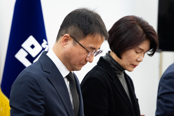 묵념하는 한병도·한정애