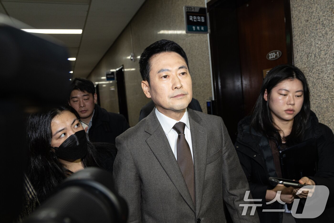 본문 이미지 - 장동혁 국민의힘 대표가 29일 서울 여의도 국회에서 열린 최고위원회의를 마치고 대표실로 향하고 있다. 이날 국민의힘 최고위원회의에서는 한동훈 전 대표의 '당원 게시판' 사건과 관련해 제명안에 대한 의결 절차를 진행, 의결했다. 2026.1.29/뉴스1 ⓒ News1 이승배 기자