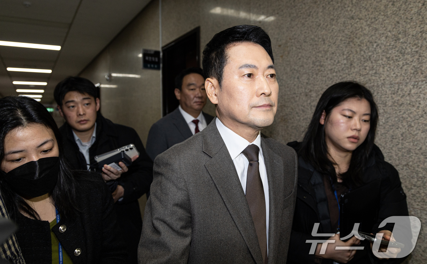 (서울=뉴스1) 이승배 기자 = 장동혁 국민의힘 대표가 29일 서울 여의도 국회에서 열린 최고위원회의를 마치고 대표실로 향하고 있다.이날 국민의힘 최고위원회의에서는 한동훈 전 대표 …