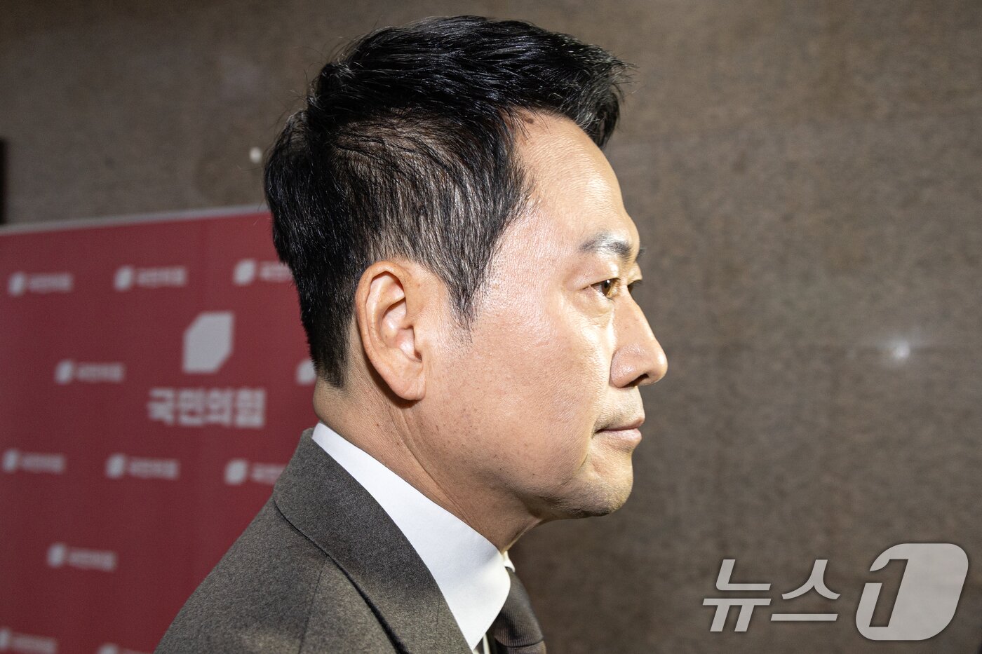 본문 이미지 - 장동혁 국민의힘 대표가 29일 서울 여의도 국회에서 열린 최고위원회의를 마치고 대표실로 향하고 있다. 이날 국민의힘 최고위원회의에서는 한동훈 전 대표의 '당원 게시판' 사건과 관련해 제명안에 대한 의결 절차를 진행, 의결했다. 2026.1.29/뉴스1 ⓒ News1 이승배 기자