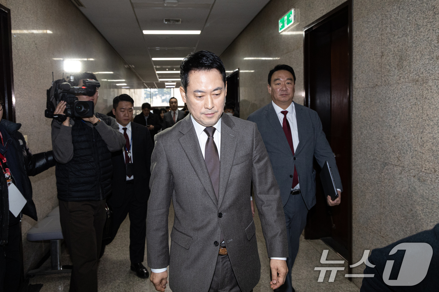 (서울=뉴스1) 이승배 기자 = 장동혁 국민의힘 대표가 29일 서울 여의도 국회에서 열린 최고위원회의를 마치고 대표실로 향하고 있다.이날 국민의힘 최고위원회의에서는 한동훈 전 대표 …