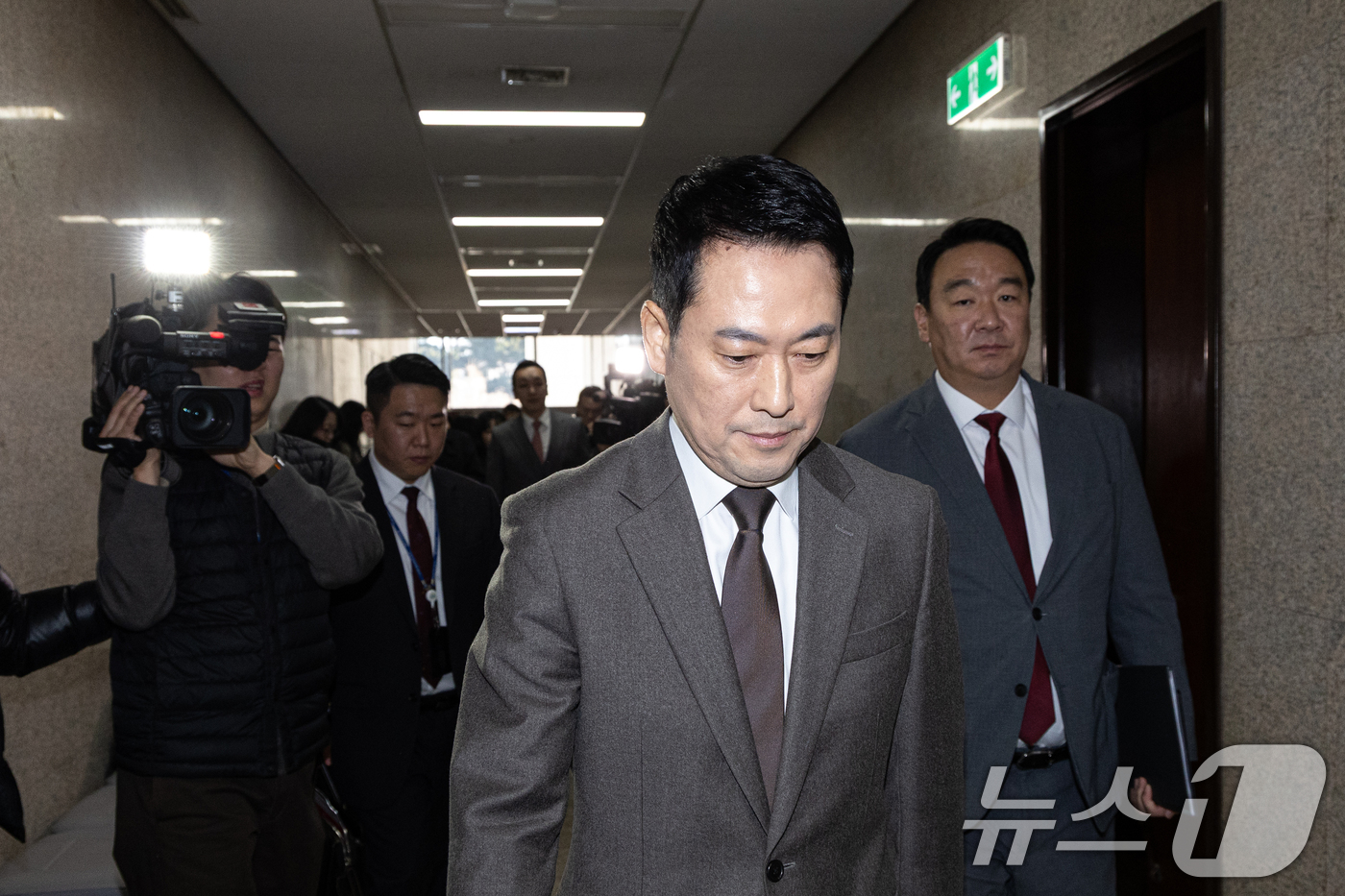 (서울=뉴스1) 이승배 기자 = 장동혁 국민의힘 대표가 29일 서울 여의도 국회에서 열린 최고위원회의를 마치고 대표실로 향하고 있다.이날 국민의힘 최고위원회의에서는 한동훈 전 대표 …