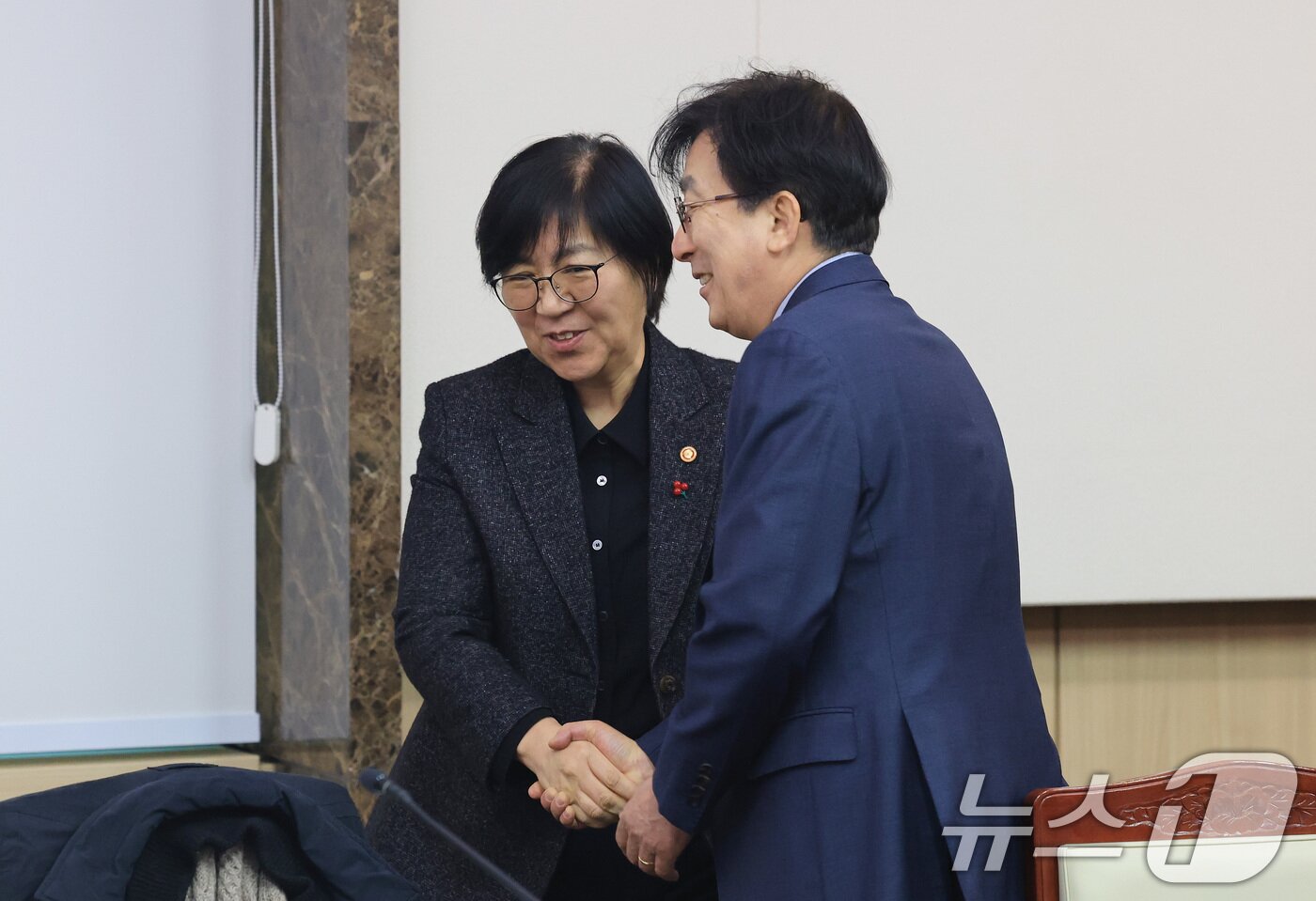 본문 이미지 - 정은경 보건복지부 장관과 정기현 의료혁신위원회 위원장이 29일 서울 종로구 정부서울청사에서 열린 제2차 의료혁신위원회 회의에서 악수를 나누고 있다. 2026.1.29/뉴스1 ⓒ News1 임세영 기자