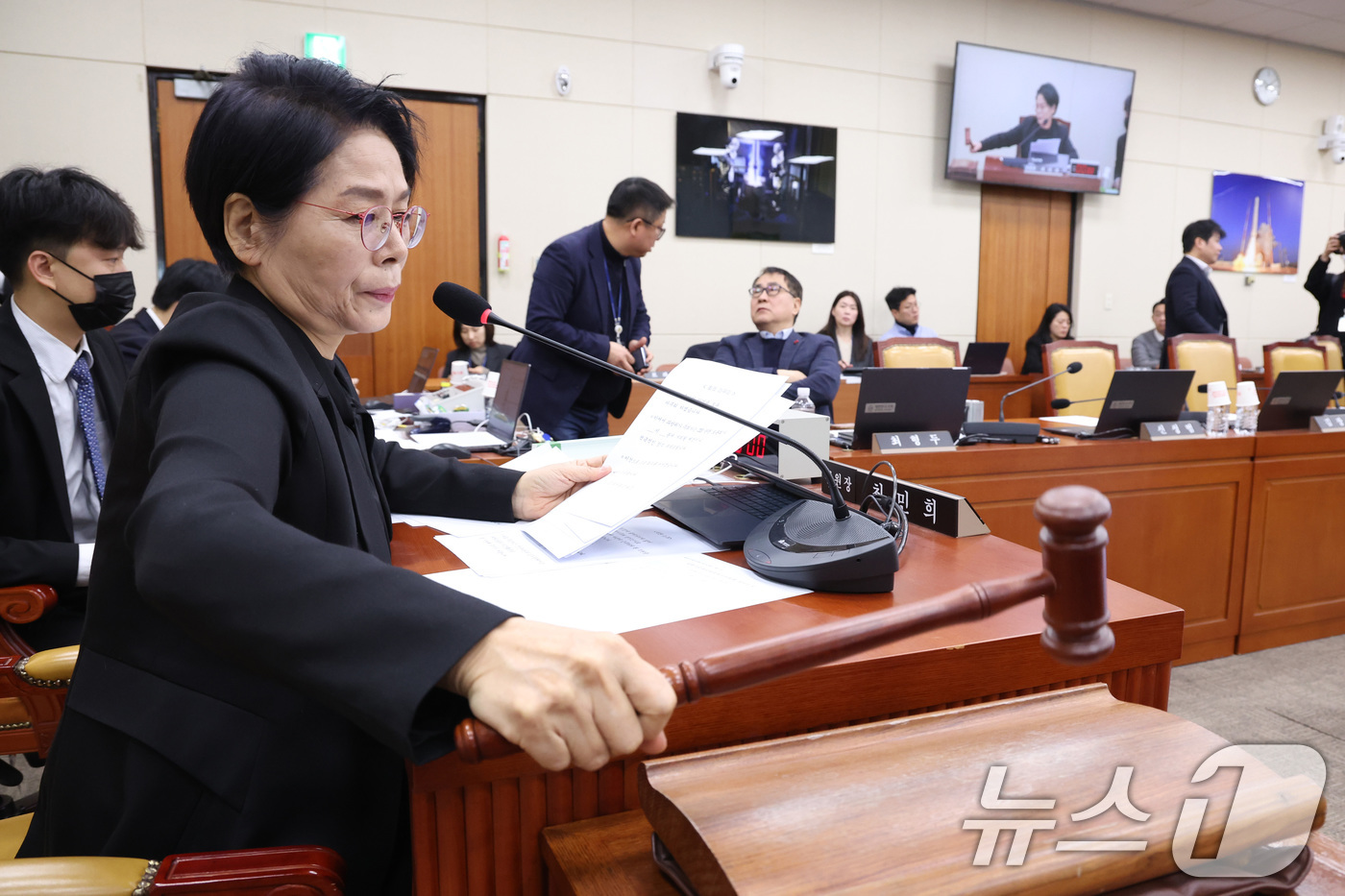 (서울=뉴스1) 신웅수 기자 = 최민희 위원장이 29일 서울 여의도 국회에서 열린 과학기술정보방송통신위원회 전체회의에서 의사봉을 두드리고 있다. 2026.1.29/뉴스1