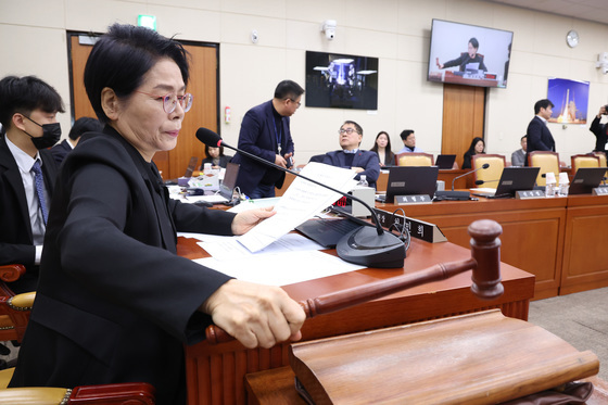 안건 통과시키는 최민희 위원장