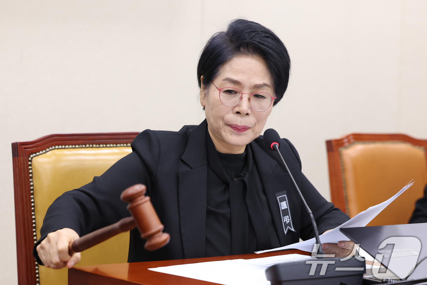 (서울=뉴스1) 신웅수 기자 = 최민희 위원장이 29일 서울 여의도 국회에서 열린 과학기술정보방송통신위원회 전체회의에서 의사봉을 두드리고 있다. 2026.1.29/뉴스1
