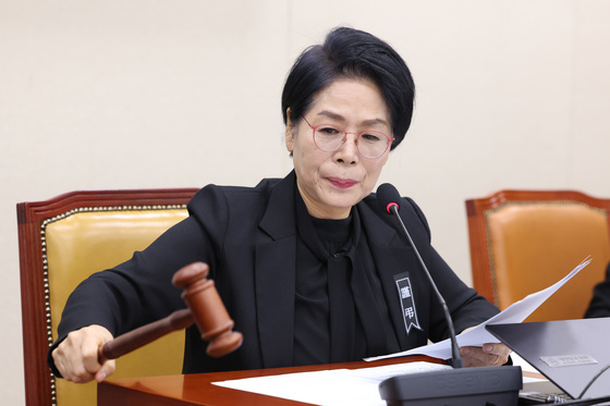 과방위 주재하는 최민희 위원장