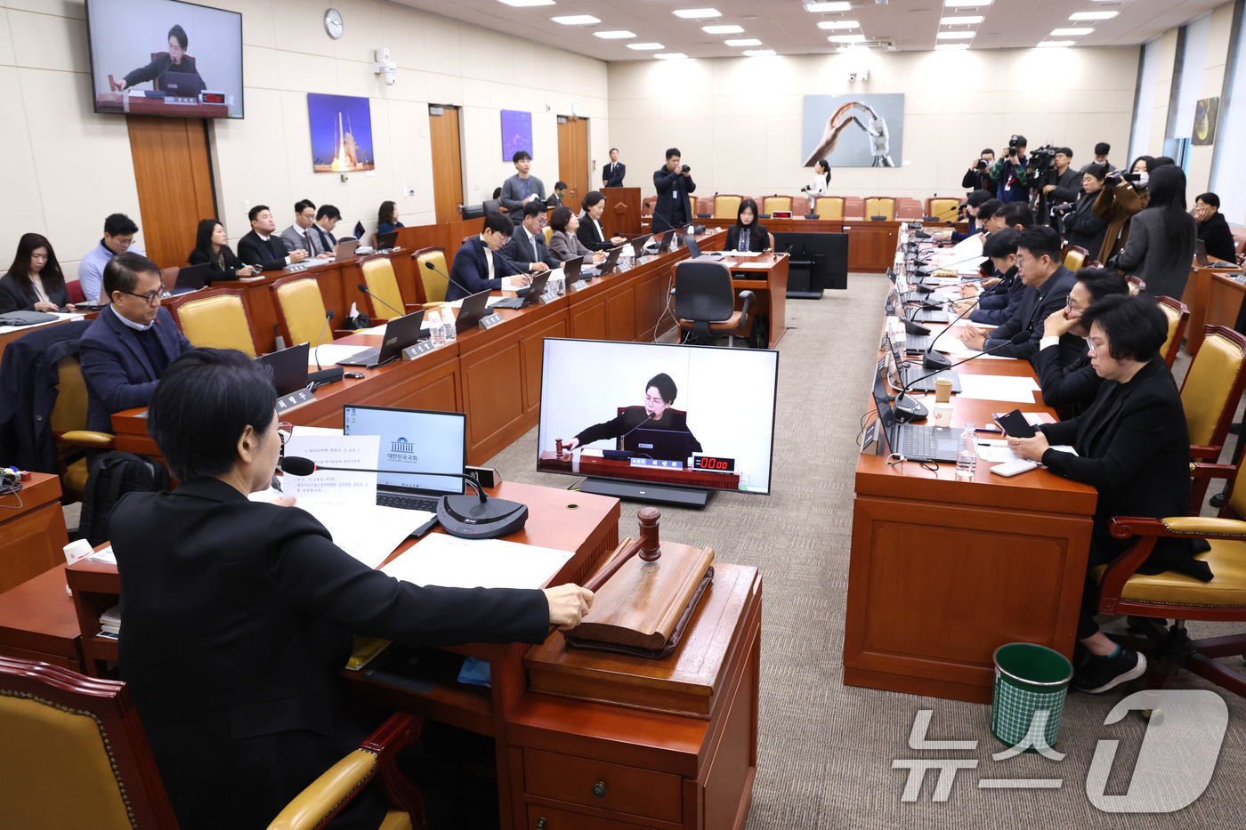 (서울=뉴스1) 신웅수 기자 = 최민희 위원장이 29일 서울 여의도 국회에서 열린 과학기술정보방송통신위원회 전체회의에서 의사봉을 두드리고 있다. 2026.1.29/뉴스1