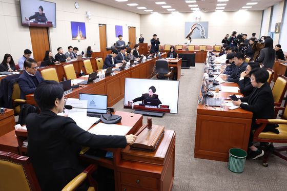 의사봉 두드리는 최민희 위원장