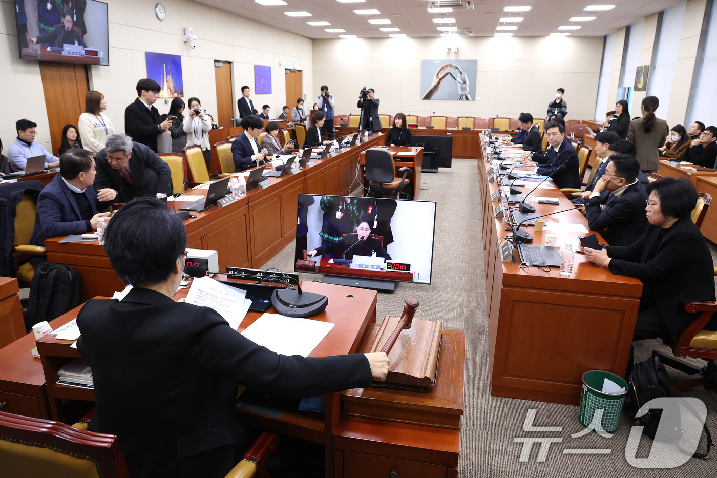 (서울=뉴스1) 신웅수 기자 = 최민희 위원장이 29일 서울 여의도 국회에서 열린 과학기술정보방송통신위원회 전체회의에서 여야 의원들이 이진숙 전 방송통신위원장 등에 대한 국정감사 …