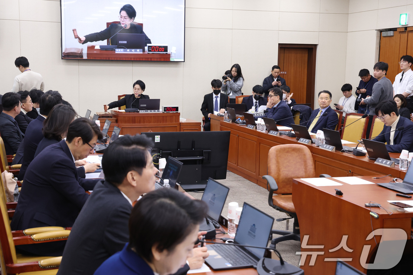 (서울=뉴스1) 신웅수 기자 = 최민희 위원장이 29일 서울 여의도 국회에서 열린 과학기술정보방송통신위원회 전체회의에서 의사봉을 두드리고 있다. 2026.1.29/뉴스1