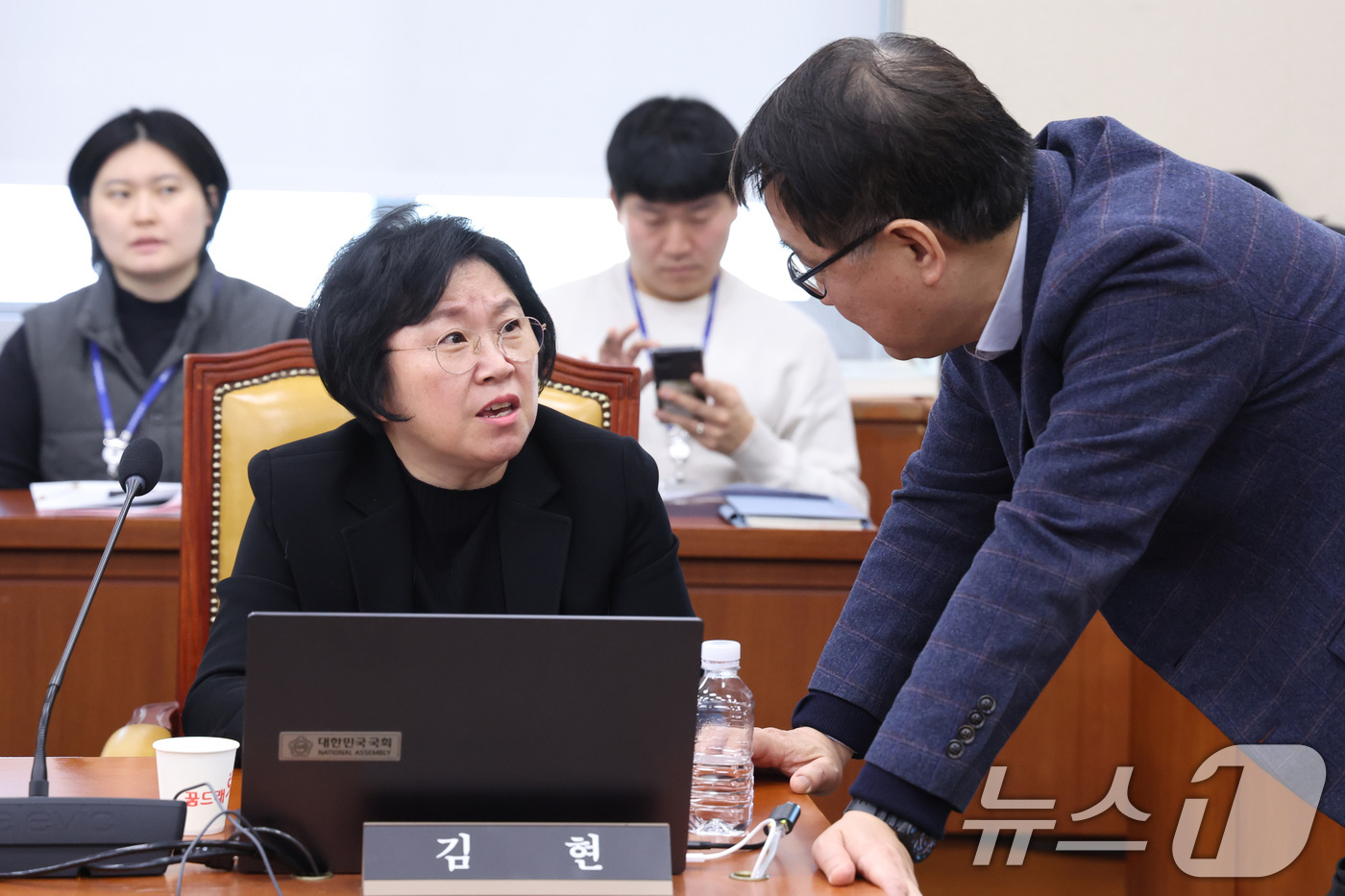 (서울=뉴스1) 신웅수 기자 = 김현 더불어민주당 간사와 최형두 국민의힘 간사가 29일 서울 여의도 국회에서 열린 과학기술정보방송통신위원회 전체회의에서 대화하고 있다. 2026.1 …