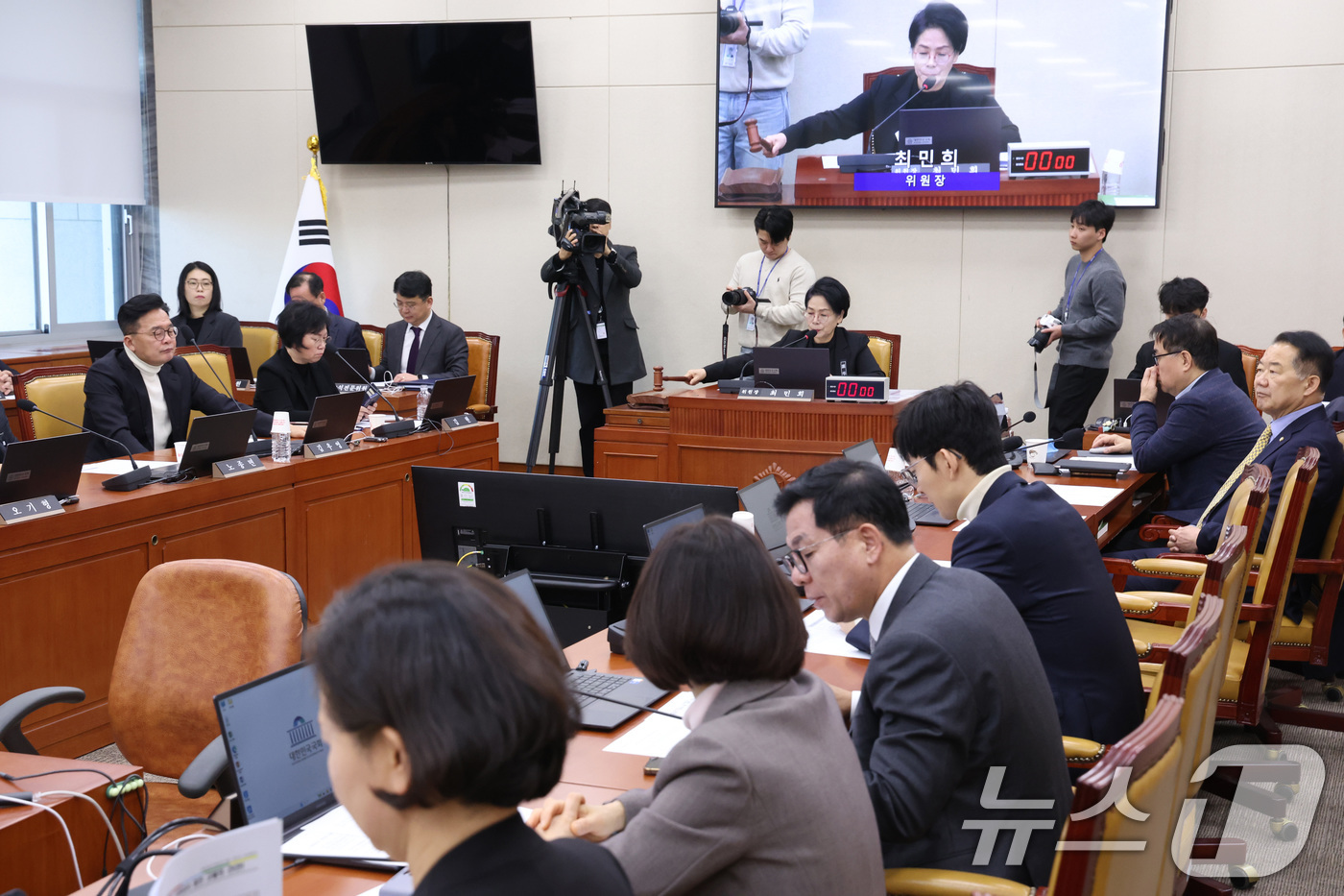 (서울=뉴스1) 신웅수 기자 = 최민희 위원장이 29일 서울 여의도 국회에서 열린 과학기술정보방송통신위원회 전체회의에서 의사봉을 두드리고 있다. 2026.1.29/뉴스1