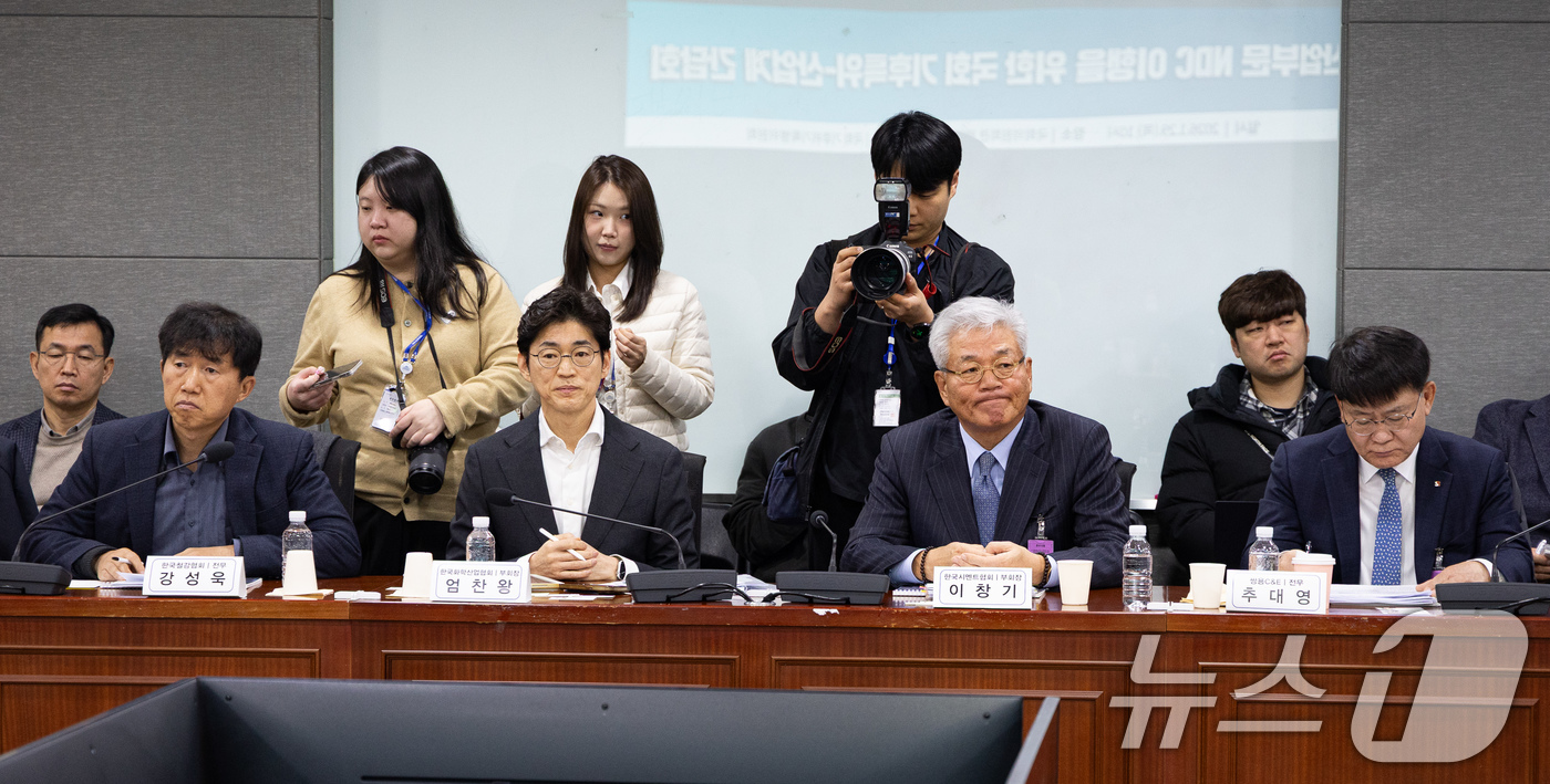 (서울=뉴스1) 유승관 기자 = 엄찬왕 한국화학산업협회 부회장(왼쪽 두 번째부터), 이창기 한국시멘트협회 부회장을 비롯한 산업계 관계자들이 29일 서울 여의도 국회 의원회관에서 열 …