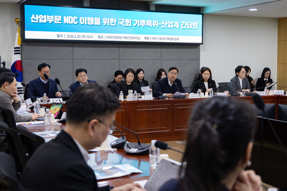 NDC 이행 위한 산업계 간담회 발언하는 위성곤 기후특위원장