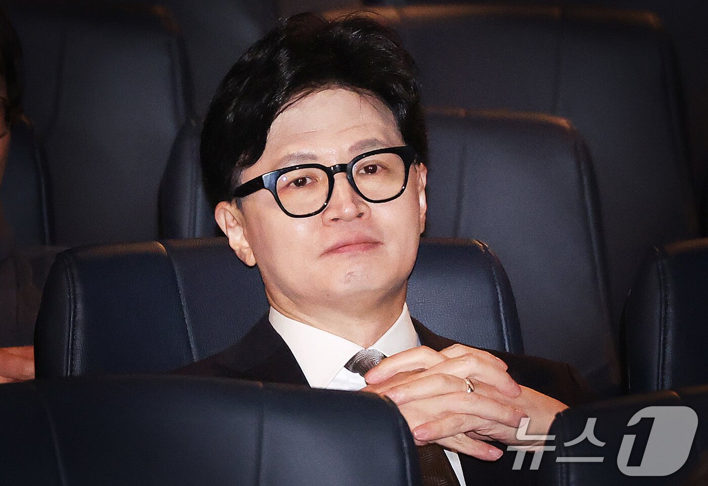 본문 이미지 - 한동훈 전 국민의힘 대표가 28일 서울 영등포구의 한 영화관에서 ‘잊혀진 대통령: 김영삼의 개혁시대’를 관람하기 위해 상영관으로 입장하고 있다. 2026.1.29/뉴스1 ⓒ News1 송원영 기자