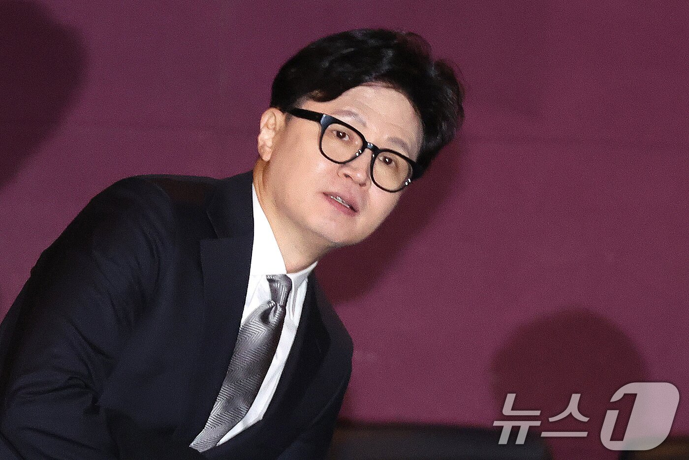 본문 이미지 - 한동훈 전 국민의힘 대표가 지난 28일 서울 영등포구의 한 영화관에서 ‘잊혀진 대통령: 김영삼의 개혁시대’를 관람하기 위해 상영관으로 입장하고 있다. 2026.1.29/뉴스1 ⓒ News1 