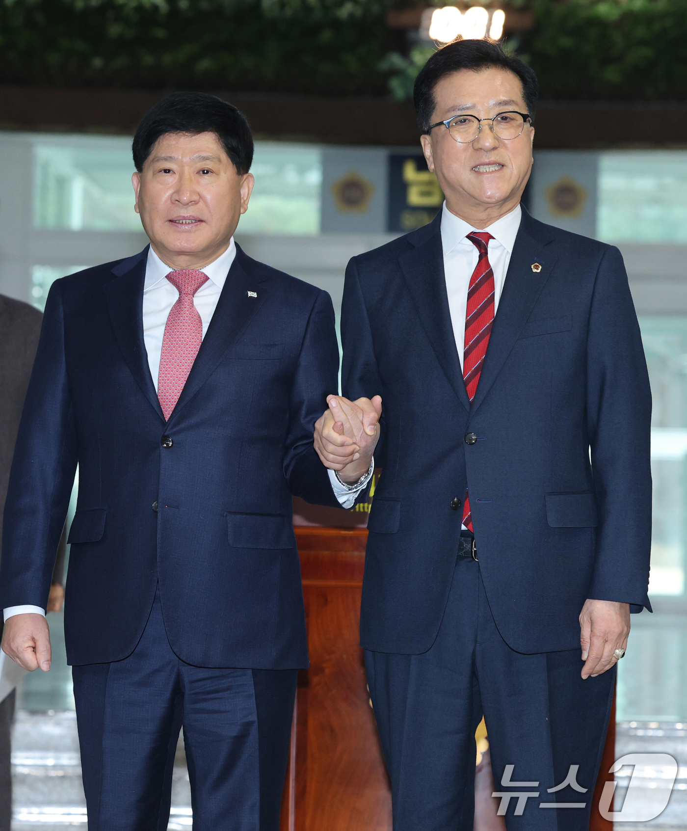 (대전=뉴스1) 김기태 기자 = 조원휘 대전시의회 의장과 홍성현 충남도의회 의장이 29일 대전시의회에서 대전·충남 행정통합 관련 공동 기자회견에 앞서 손을 맞잡고 있다. 2026. …