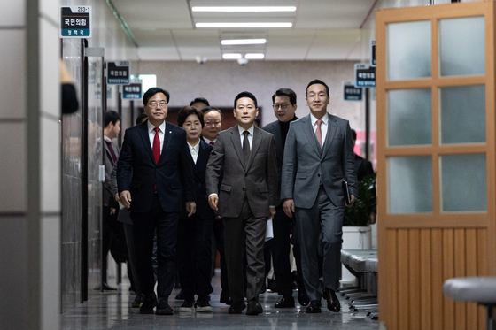 張 '재신임 카드'로 잠잠해진 국힘…韓, 콘서트서 '붉은 노을' 떼창 세과시