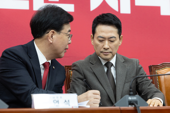 필담으로 대화 나누는 장동혁 대표와 송언석 원내대표