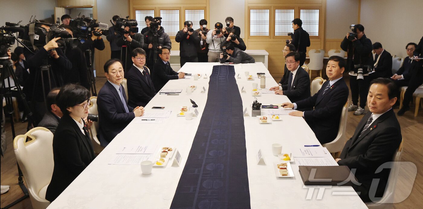 본문 이미지 - 구윤철 경제부총리 겸 재정경제부 장관, 김윤덕 국토교통부 장관 등이 29일 서울 종로구 정부서울청사에서 열린 주택공급촉진 관계장관회의에서 대화를 나누고 있다. 2026.1.29/뉴스1 ⓒ News1 임세영 기자