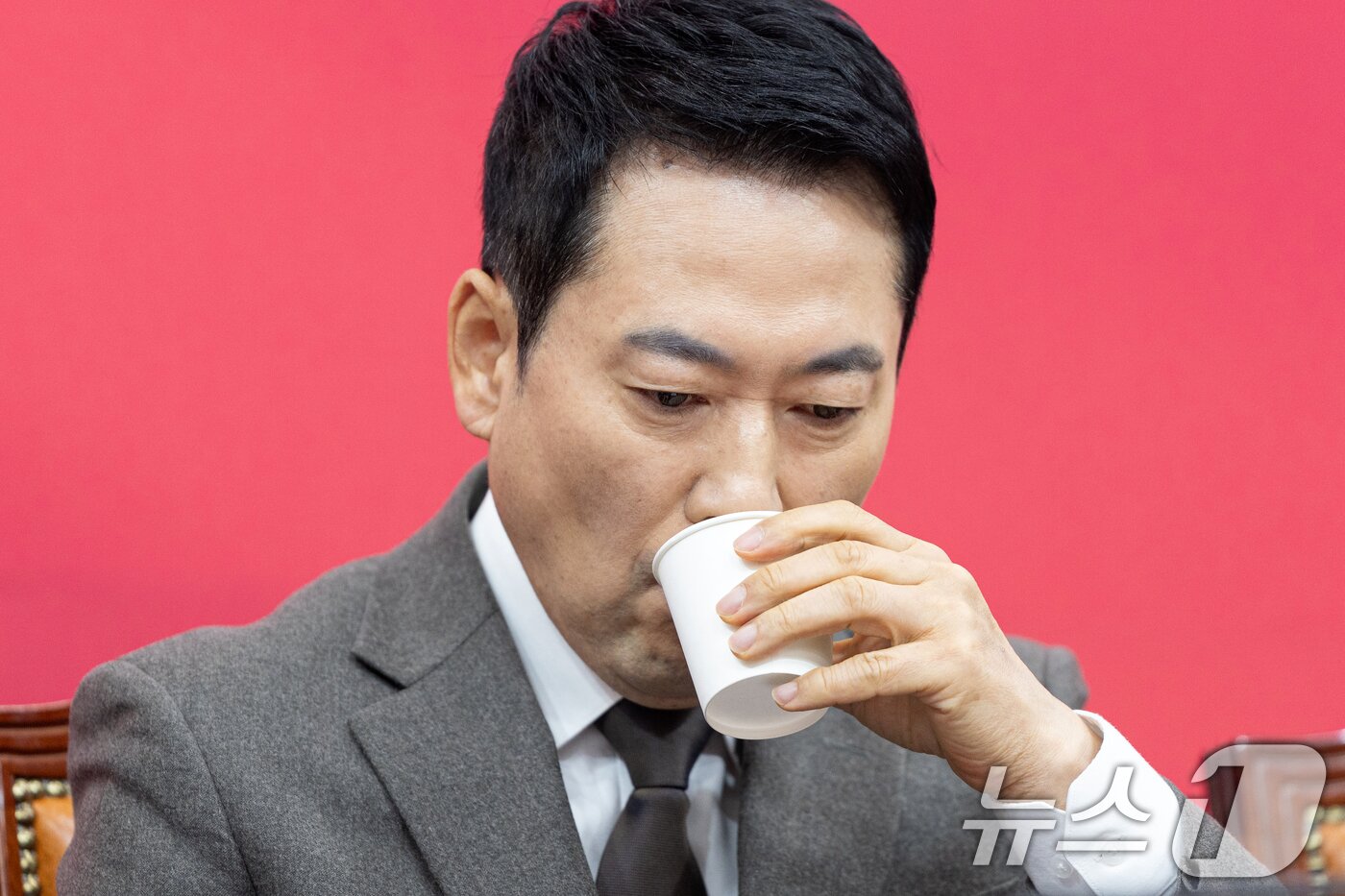 본문 이미지 - 장동혁 국민의힘 대표가 29일 서울 여의도 국회에서 열린 최고위원회의에서 물을 마시고 있다. 2026.1.29/뉴스1 ⓒ News1 이승배 기자