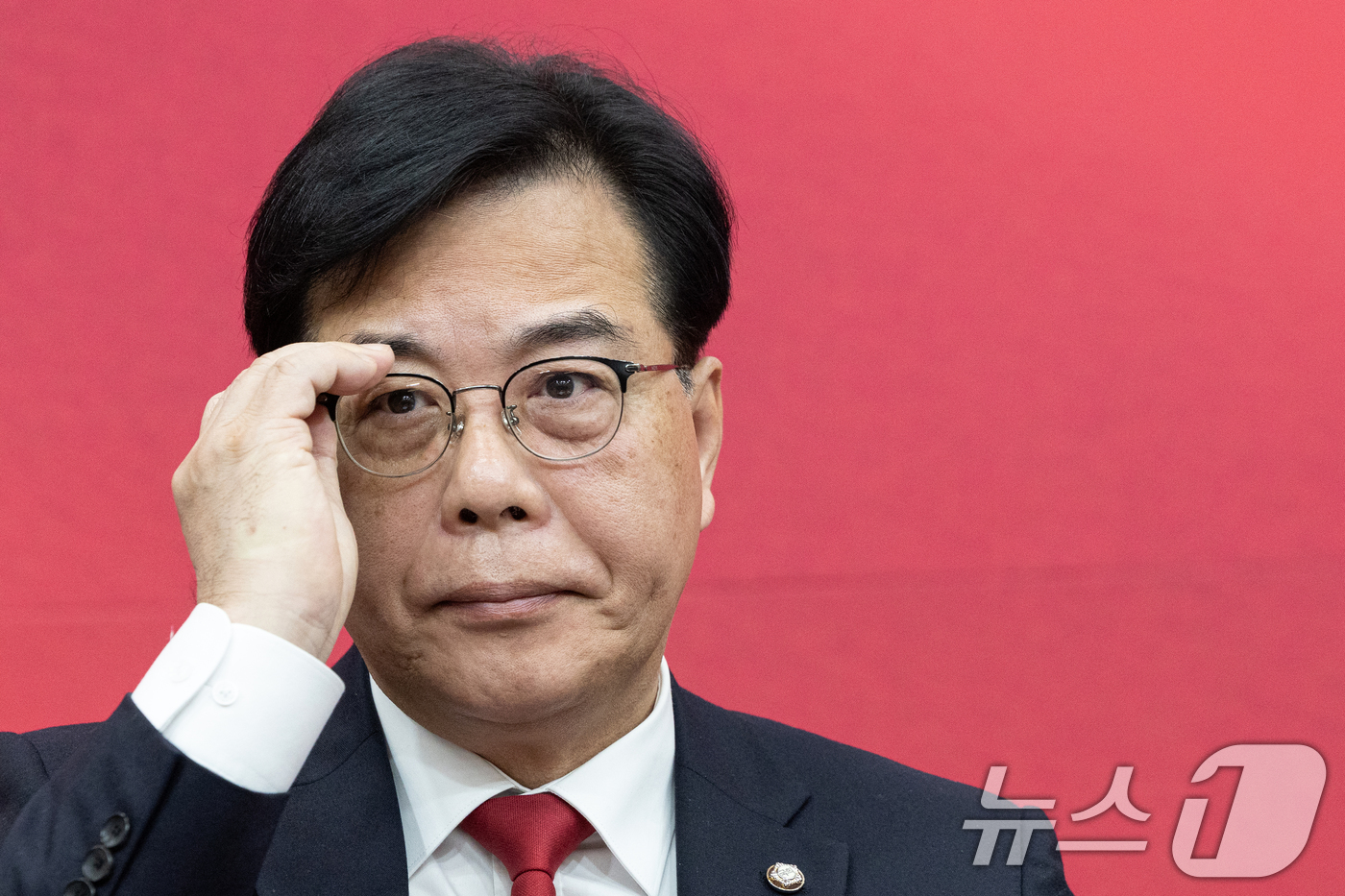 (서울=뉴스1) 이승배 기자 = 송언석 국민의힘 원내대표가 29일 서울 여의도 국회에서 열린 최고위원회의에서 안경을 고쳐쓰고 있다. 2026.1.29/뉴스1