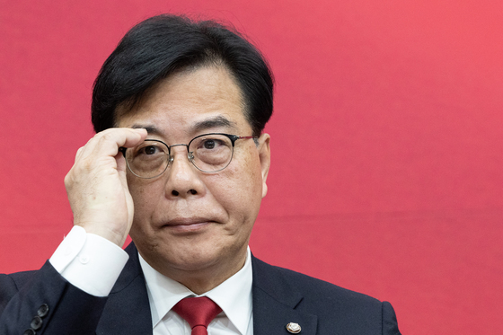 안경 고쳐쓰는 송언석 원내대표