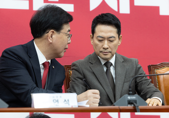 송언석 원내대표 메모에 미소 짓는 장동혁 대표