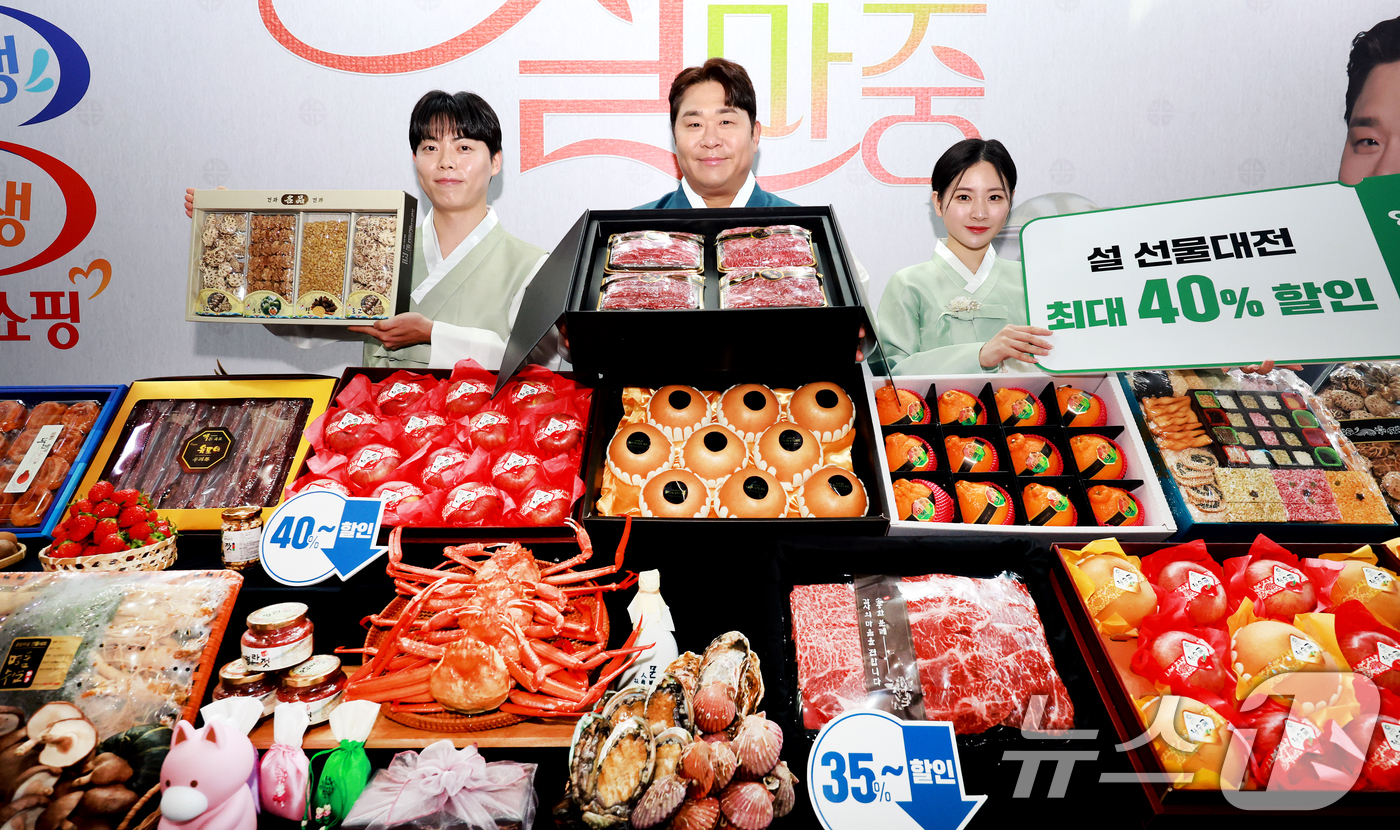 (서울=뉴스1) 이호윤 기자 = 우체국쇼핑 홍보 모델인 개그맨 문세윤과 모델들이 29일 서울 중구 서울중앙우체국에서 열린 ‘2026년 우체국쇼핑 설 선물대전’에서 할인 행사를 홍보 …