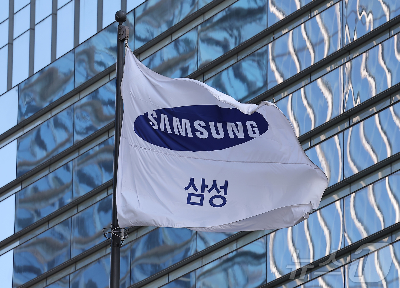 (서울=뉴스1) 김성진 기자 = 삼성전자가 2025년 4분기 반도체 사업에서 16조4000억원의 영업이익을 거뒀다. 전체 분기 영업이익은 20조원을 넘겼다. 한국 기업 최초 기록이 …