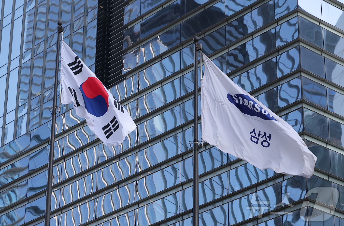 (서울=뉴스1) 김성진 기자 = 삼성전자가 2025년 4분기 반도체 사업에서 16조4000억원의 영업이익을 거뒀다. 전체 분기 영업이익은 20조원을 넘겼다. 한국 기업 최초 기록이 …