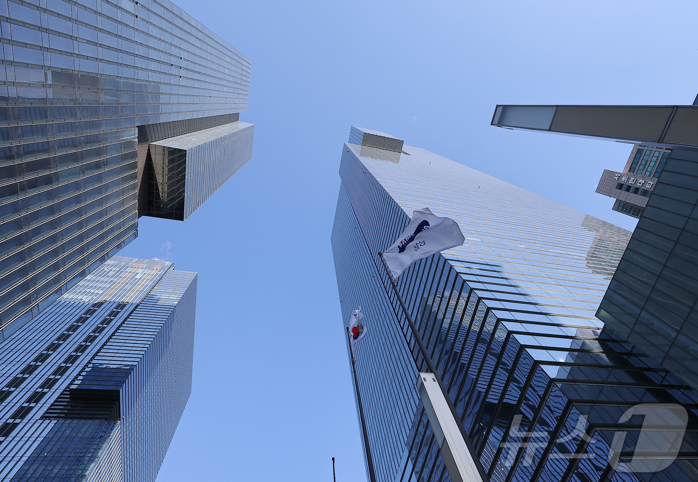 (서울=뉴스1) 김성진 기자 = 삼성전자가 2025년 4분기 반도체 사업에서 16조4000억원의 영업이익을 거뒀다. 전체 분기 영업이익은 20조원을 넘겼다. 한국 기업 최초 기록이 …