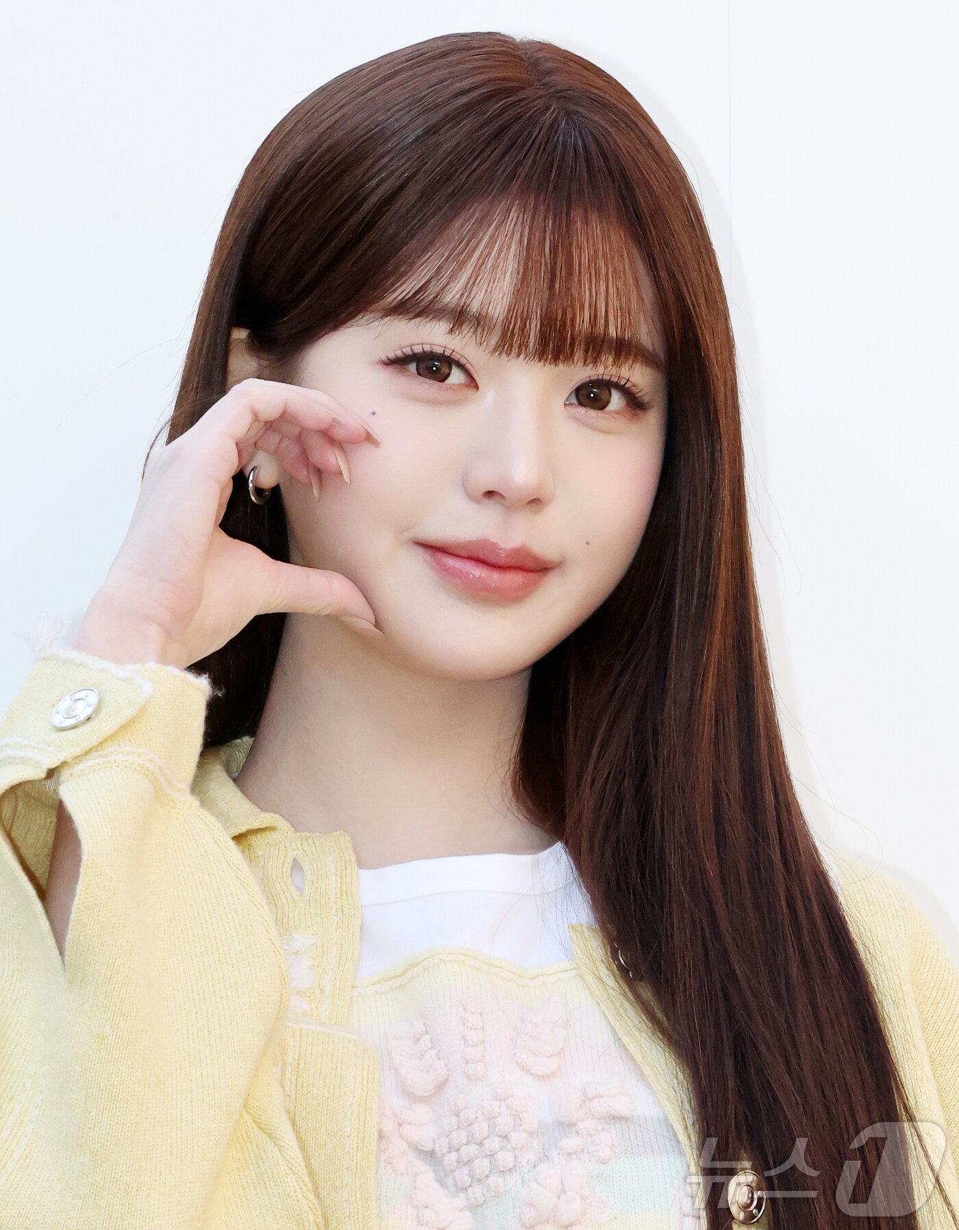 본문 이미지 - 아이브 장원영이 29일 오전 서울 성동구 성수 플라츠2에서 열린 하이엔드 캐시미어 브랜드 '베리(BARRIE)' 2026 SS 컬렉션 출시 기념 포토행사에 참석해 포즈를 취하고 있다. 2026.1.29/뉴스1 ⓒ News1 김진환 기자