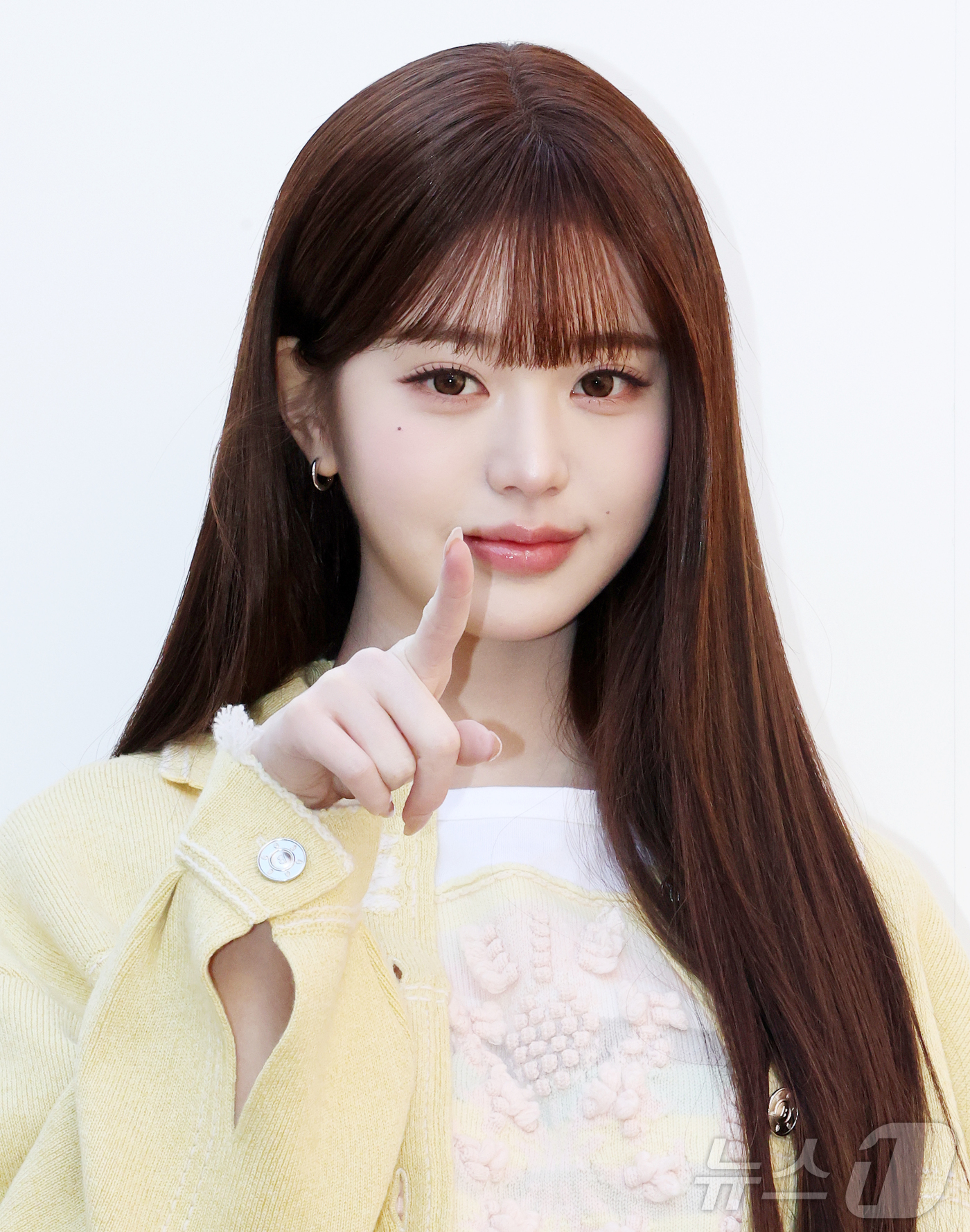 (서울=뉴스1) 김진환 기자 = 아이브 장원영이 29일 오전 서울 성동구 성수 플라츠2에서 열린 하이엔드 캐시미어 브랜드 '베리(BARRIE)' 2026 SS 컬렉션 출시 기념 포 …