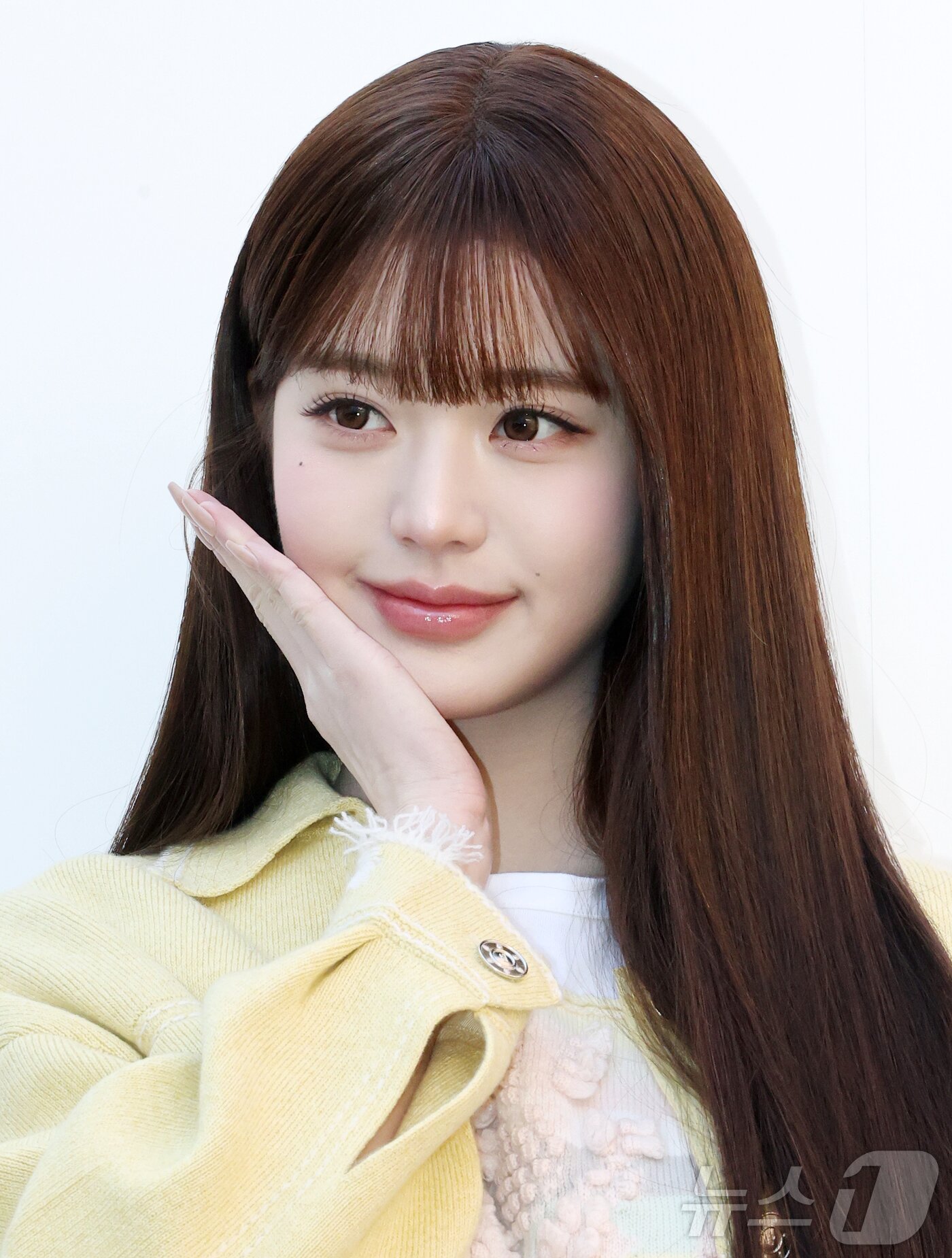 본문 이미지 - 아이브 장원영이 29일 오전 서울 성동구 성수 플라츠2에서 열린 하이엔드 캐시미어 브랜드 '베리(BARRIE)' 2026 SS 컬렉션 출시 기념 포토행사에 참석해 포즈를 취하고 있다. 2026.1.29/뉴스1 ⓒ News1 김진환 기자