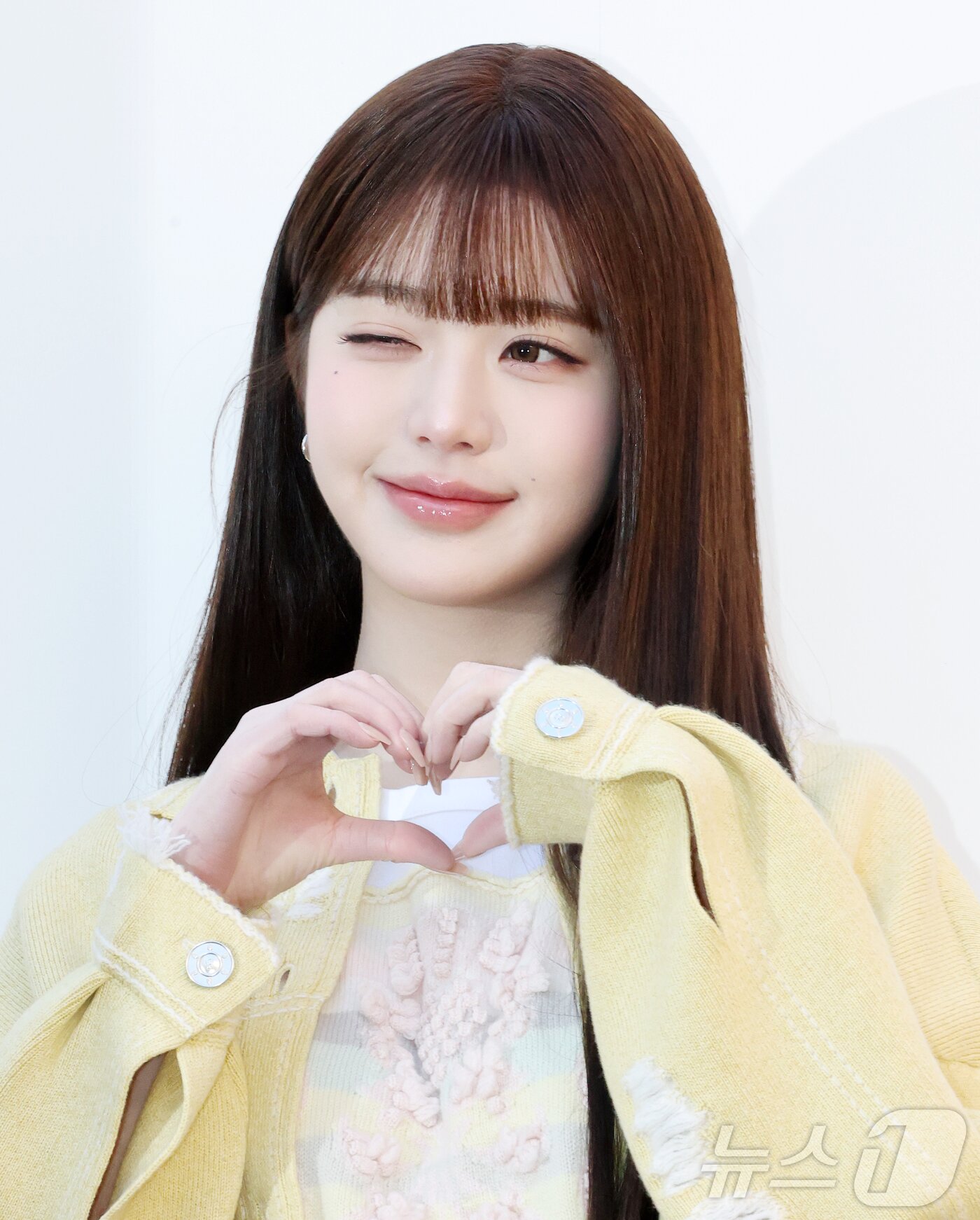 본문 이미지 - 아이브 장원영이 29일 오전 서울 성동구 성수 플라츠2에서 열린 하이엔드 캐시미어 브랜드 '베리(BARRIE)' 2026 SS 컬렉션 출시 기념 포토행사에 참석해 포즈를 취하고 있다. 2026.1.29/뉴스1 ⓒ News1 김진환 기자