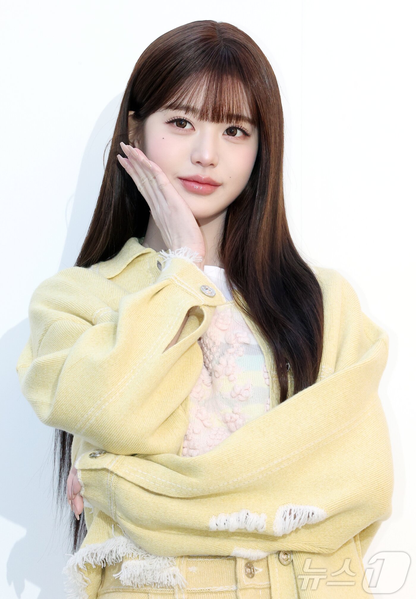 본문 이미지 - 아이브 장원영이 29일 오전 서울 성동구 성수 플라츠2에서 열린 하이엔드 캐시미어 브랜드 '베리(BARRIE)' 2026 SS 컬렉션 출시 기념 포토행사에 참석해 포즈를 취하고 있다. 2026.1.29/뉴스1 ⓒ News1 김진환 기자