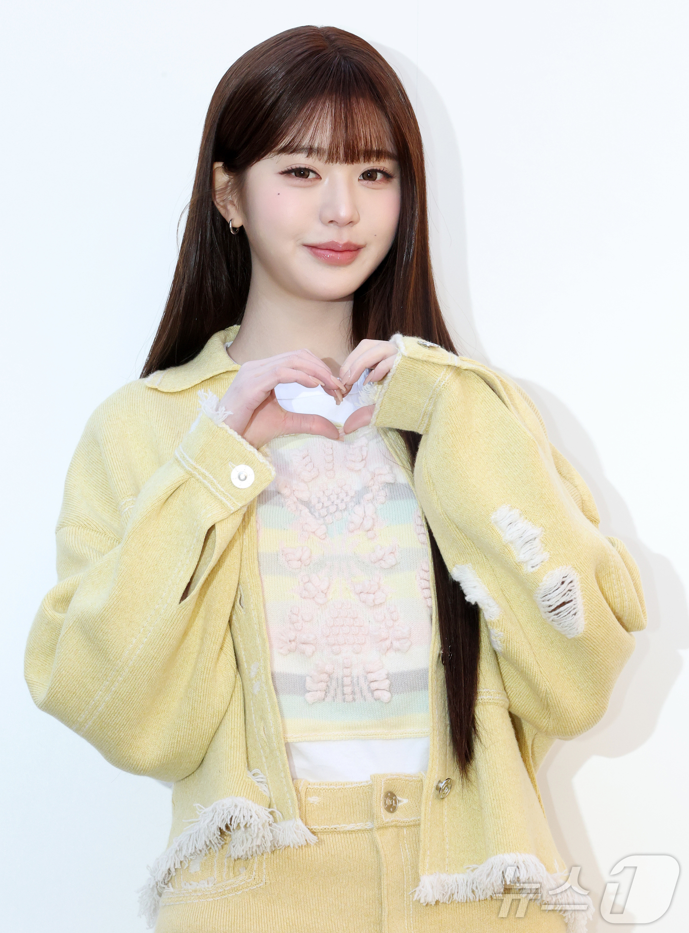 (서울=뉴스1) 김진환 기자 = 아이브 장원영이 29일 오전 서울 성동구 성수 플라츠2에서 열린 하이엔드 캐시미어 브랜드 '베리(BARRIE)' 2026 SS 컬렉션 출시 기념 포 …