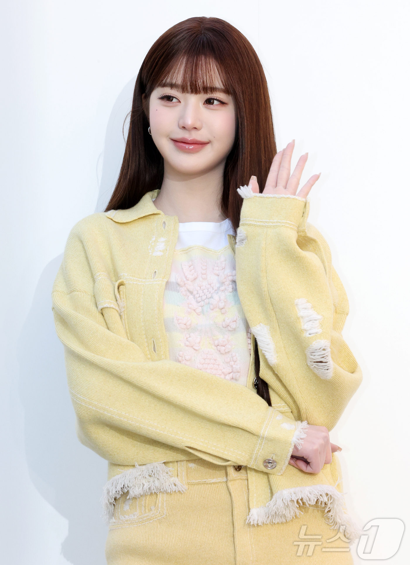 (서울=뉴스1) 김진환 기자 = 아이브 장원영이 29일 오전 서울 성동구 성수 플라츠2에서 열린 하이엔드 캐시미어 브랜드 '베리(BARRIE)' 2026 SS 컬렉션 출시 기념 포 …