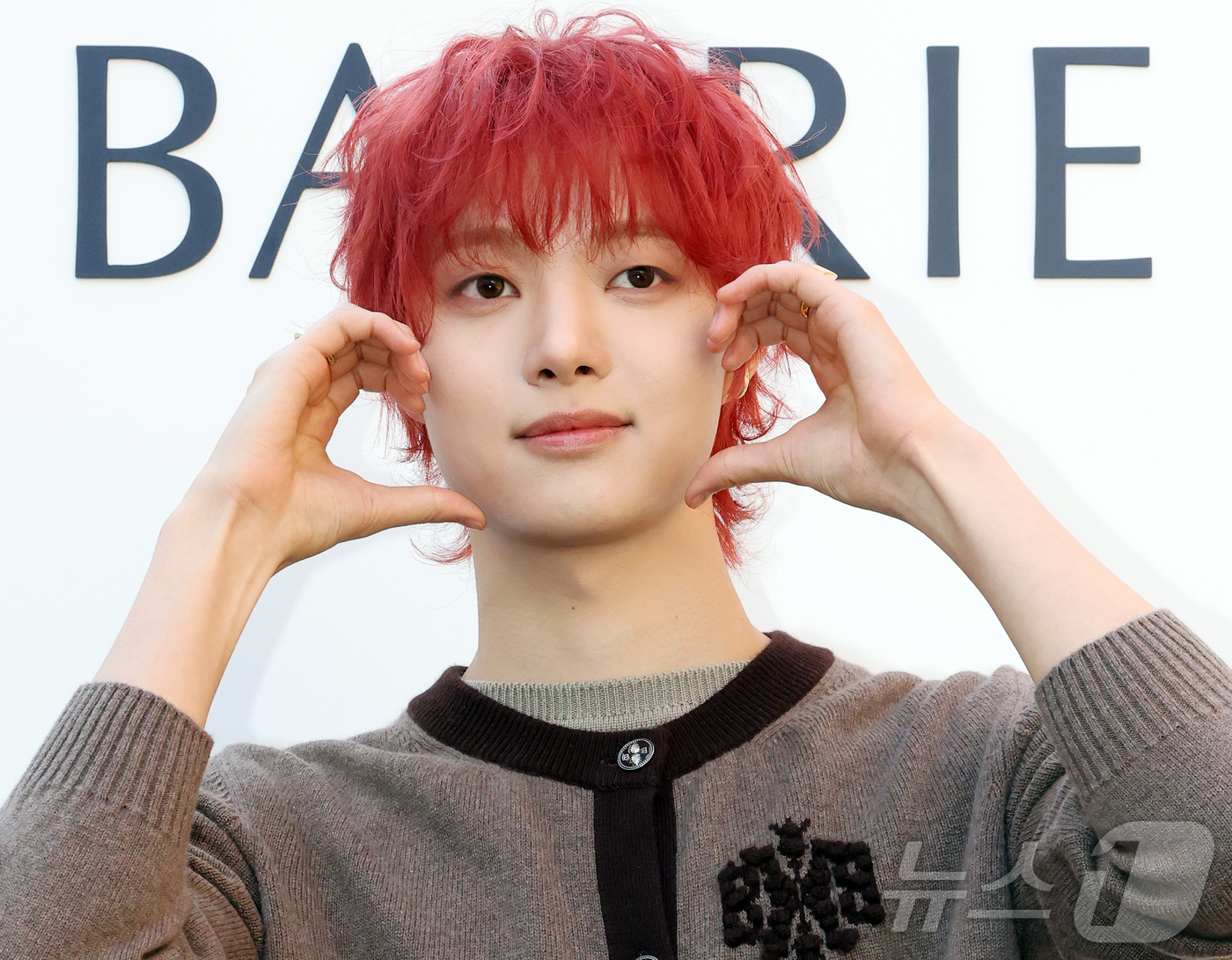 (서울=뉴스1) 김진환 기자 = 앤팀 의주가 29일 오전 서울 성동구 성수 플라츠2에서 열린 하이엔드 캐시미어 브랜드 '베리(BARRIE)' 2026 SS 컬렉션 출시 기념 포토행 …