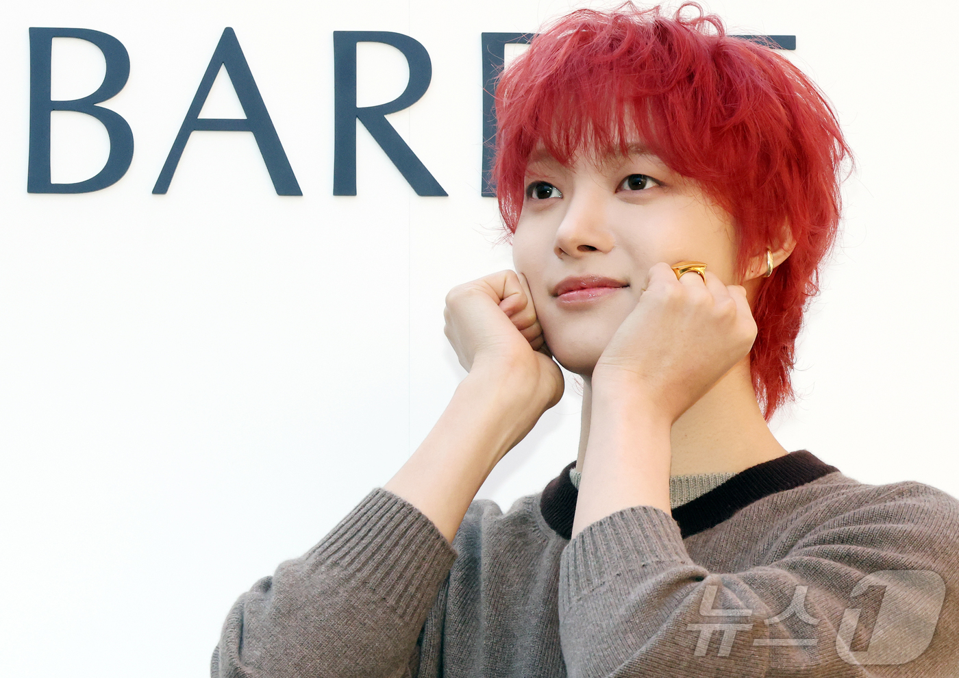 (서울=뉴스1) 김진환 기자 = 앤팀 의주가 29일 오전 서울 성동구 성수 플라츠2에서 열린 하이엔드 캐시미어 브랜드 '베리(BARRIE)' 2026 SS 컬렉션 출시 기념 포토행 …