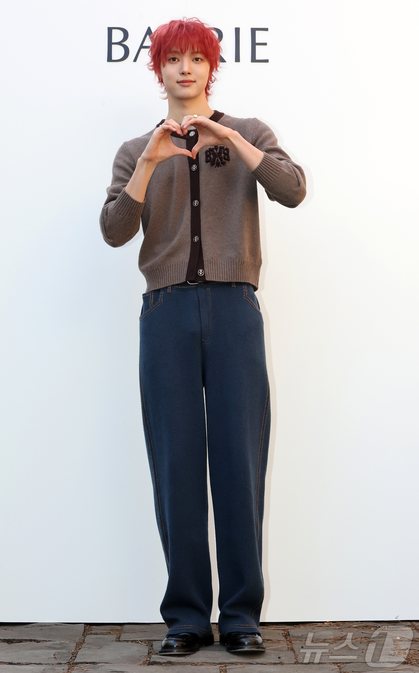 (서울=뉴스1) 김진환 기자 = 앤팀 의주가 29일 오전 서울 성동구 성수 플라츠2에서 열린 하이엔드 캐시미어 브랜드 '베리(BARRIE)' 2026 SS 컬렉션 출시 기념 포토행 …