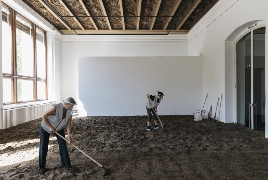 본문 이미지 - 아사드 라자, 흡수, 20192020, 네오소일, 가변크기. 작가 및 그로피우스 바우 제공. 사진 레이 스토나다 (국립현대미술관 제공)