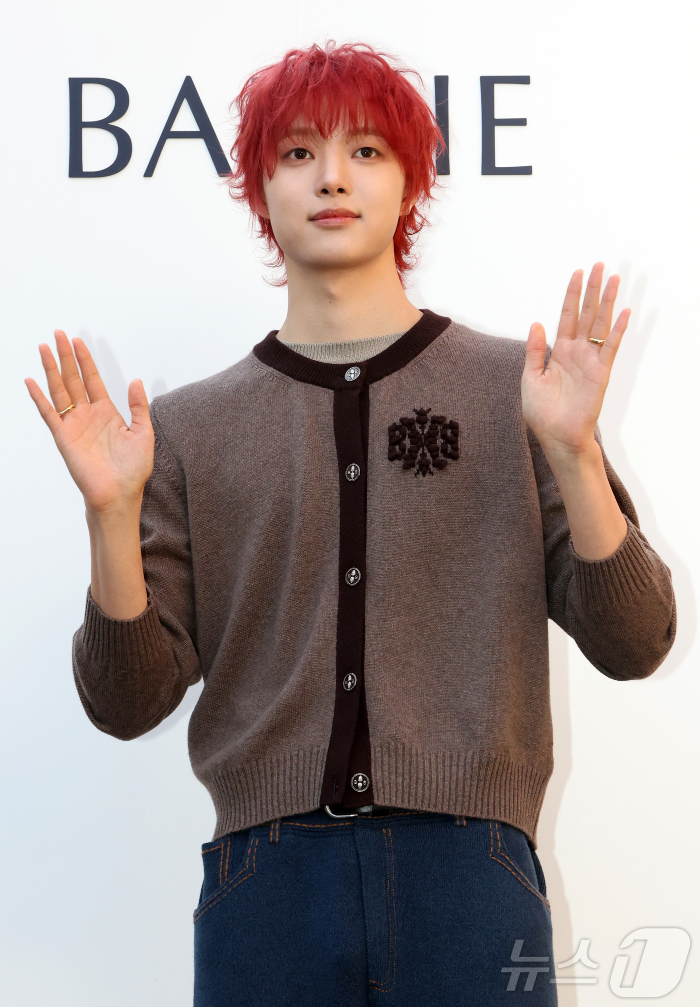 (서울=뉴스1) 김진환 기자 = 앤팀 의주가 29일 오전 서울 성동구 성수 플라츠2에서 열린 하이엔드 캐시미어 브랜드 '베리(BARRIE)' 2026 SS 컬렉션 출시 기념 포토행 …