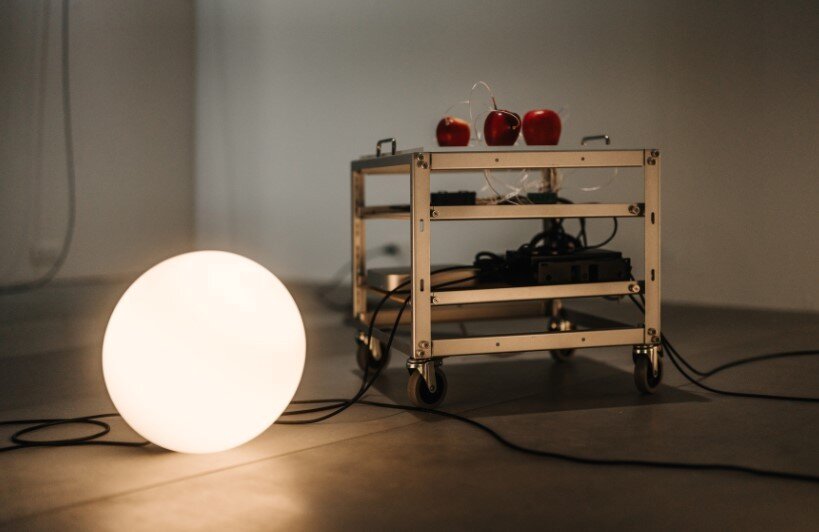 본문 이미지 - 유코 모리, 〈분해〉, 2025. 《LED》(프로젝트 풀필 아트 스페이스, 타이베이, 2025) 전시 전경. 작가 및 프로젝트 풀필 아트 스페이스 제공. 사진_@choccat.cc. (국립현대미술관 제공)