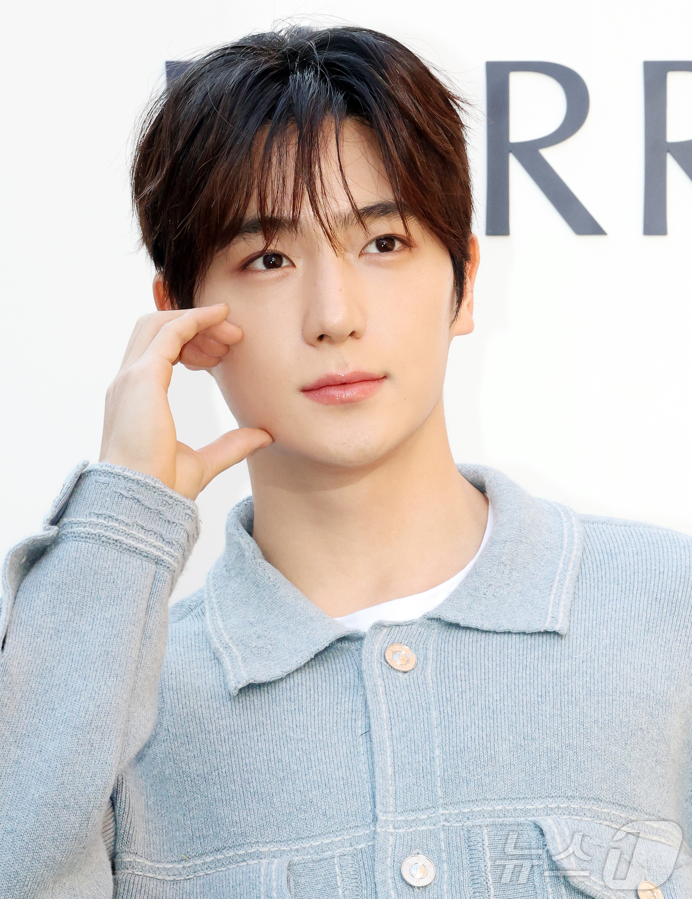 (서울=뉴스1) 김진환 기자 = 더보이즈 현재가 29일 오전 서울 성동구 성수 플라츠2에서 열린 하이엔드 캐시미어 브랜드 '베리(BARRIE)' 2026 SS 컬렉션 출시 기념 포 …